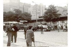Sovětský obrněný transportér proráží barikádu u Československého rozhlasu v srpnu 1968. Zdroj: archiv Jiřího Haleše.