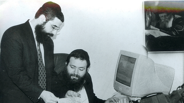 Diskuse o jednom z čísel novin Šomrej Šabos. Oděsa, synagoga „Chabad“, 2002, Zdroj: Pavlo Kozlenko, osobní archiv