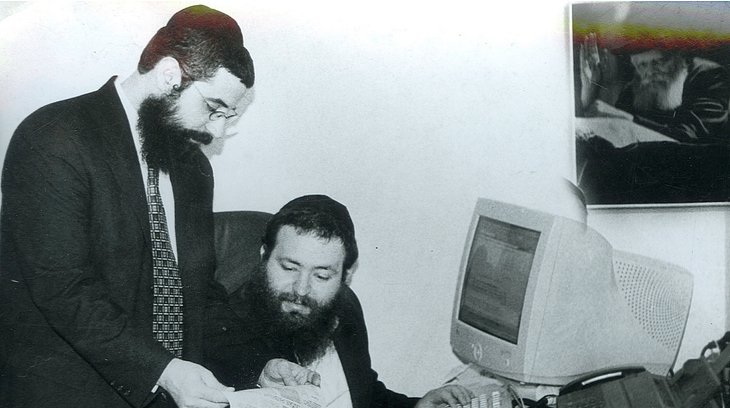 Diskuse o jednom z čísel novin Šomrej Šabos. Oděsa, synagoga „Chabad“, 2002, Zdroj: Pavlo Kozlenko, osobní archiv