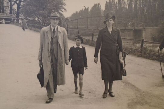 Ivo Klempíř s rodiči cestou do pražské ZOO, cca 1940