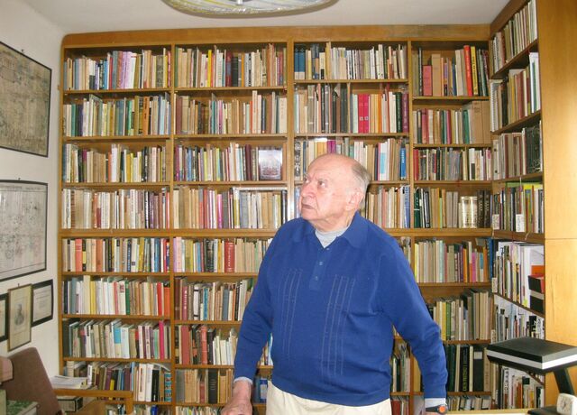 Profesor Josef Kolmaš ve své knihovně
