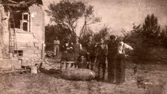 Jaroslav Ermis (roztahující ruce nad bombou), Ostrava-Zábřeh Sasínovec, 1944 - archiv Jaroslava Ermise