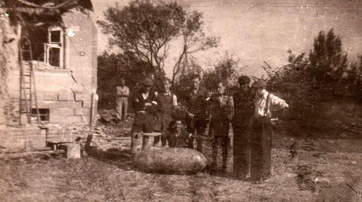 Jaroslav Ermis (roztahující ruce nad bombou), Ostrava-Zábřeh Sasínovec, 1944 - archiv Jaroslava Ermise