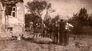Jaroslav Ermis (roztahující ruce nad bombou), Ostrava-Zábřeh Sasínovec, 1944 - archiv Jaroslava Ermise