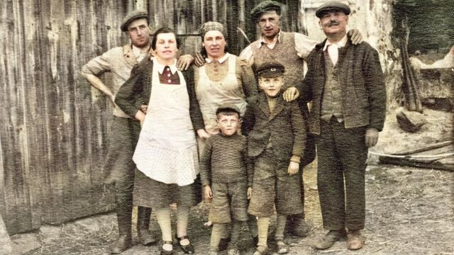 Zleva Václav Kiršner, Milada Kiršnerová, zaměstnanci řeznictví, děd Ludvík Beránek, vpředu zleva Jaroslav a Mirek Beránkové. Foto: Paměť národa