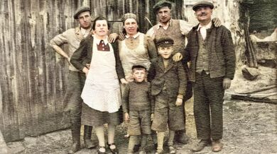 Zleva Václav Kiršner, Milada Kiršnerová, zaměstnanci řeznictví, děd Ludvík Beránek, vpředu zleva Jaroslav a Mirek Beránkové. Foto: Paměť národa