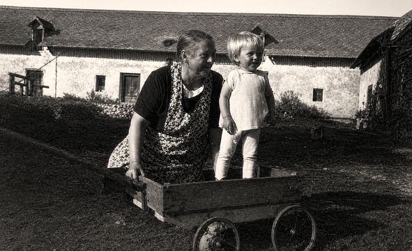 Jana Čížková s babičkou Helenou v Loukově kolem roku 1950. Zdroj: archiv Jany Čížkové 
