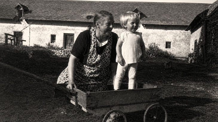 Jana Čížková s babičkou Helenou v Loukově kolem roku 1950. Zdroj: archiv Jany Čížkové 