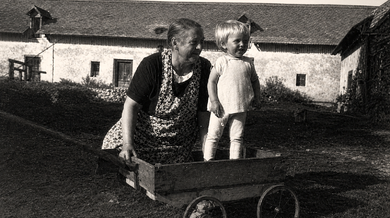 Jana Čížková s babičkou Helenou v Loukově kolem roku 1950. Zdroj: archiv Jany Čížkové 