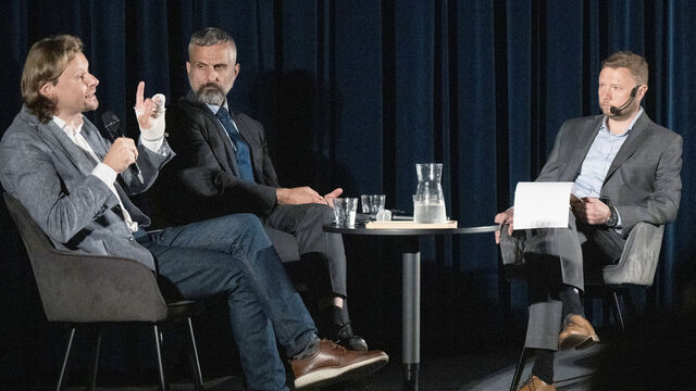 Jihočeské fórum 2025. Hosté Vlastimil Bříza, Otakar Foltýn a moderátor, ředitel jihočeské pobočky Paměti národa Tomáš Trantina. Foto: Václav Pancer