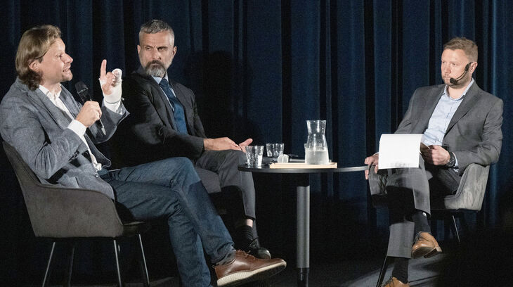 Jihočeské fórum 2025. Hosté Vlastimil Bříza, Otakar Foltýn a moderátor, ředitel jihočeské pobočky Paměti národa Tomáš Trantina. Foto: Václav Pancer