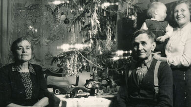 Když byl Vladku Lacinovi necelý rok, jeho otec Svatopluk Lacina byl odsouzen za údajné vyzvědačství a vězněn v jáchymovských lágrech. Vánoce roku 1950 (na snímku), stejně jako po deset následujících let, tak malý Vladek slavil jen s maminkou a s prarodiči. Zdroj: archiv Vladka Laciny