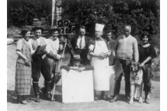 Lomikar Kleiner (čtvrtý stojící zleva) při natáčení filmu Lešetínský kovář Foto: NFA