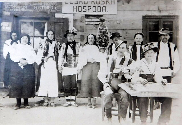 ​ Rusínská veselice v obci Bohdan na Podkarpatské Rusi. Zdroj: archiv pamětníka Jaroslava Pálky, Paměť národa  ​