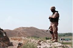 Ozbrojená hlídka v krajině provincie Logar, Afghánistán, 2008/2009<br /> 