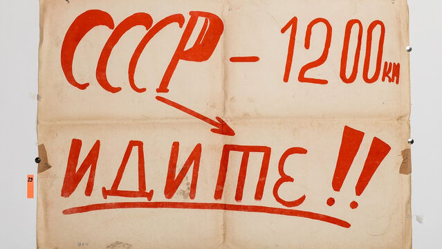 SSSR 1200 km, běžte!! Jeden z nápisů ze srpnových dní roku 1968, které shromáždil Pavel Macháček a poskytl Paměti národa.