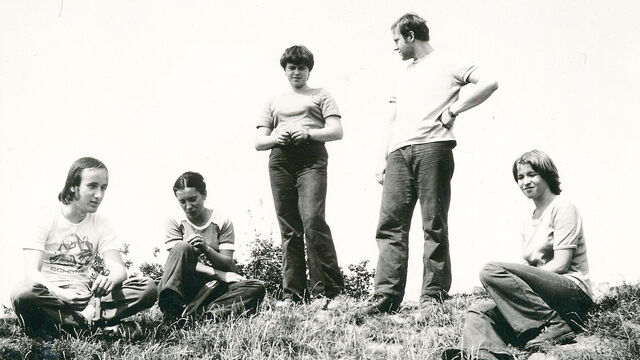 Jan Rabiňák (první zleva) na Ronově u Kravař se skupinou křesťanské mládeže v srpnu 1980. Zdroj: archiv pamětníka 