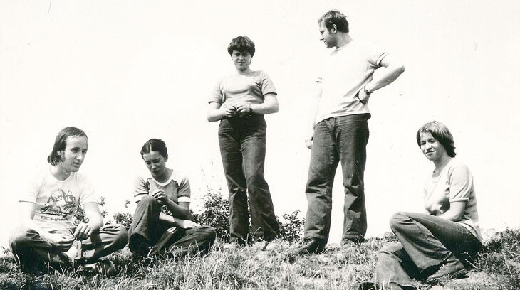 Jan Rabiňák (první zleva) na Ronově u Kravař se skupinou křesťanské mládeže v srpnu 1980. Zdroj: archiv pamětníka 
