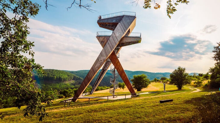 Futuristicky pojatá jedenadvacetimetrová ocelová rozhledna postavená v roce 2015 ve tvaru dvou proti sobě zakleslých sedmiček, obložená modřínovými lamelami. Foto: Úžasná Morava