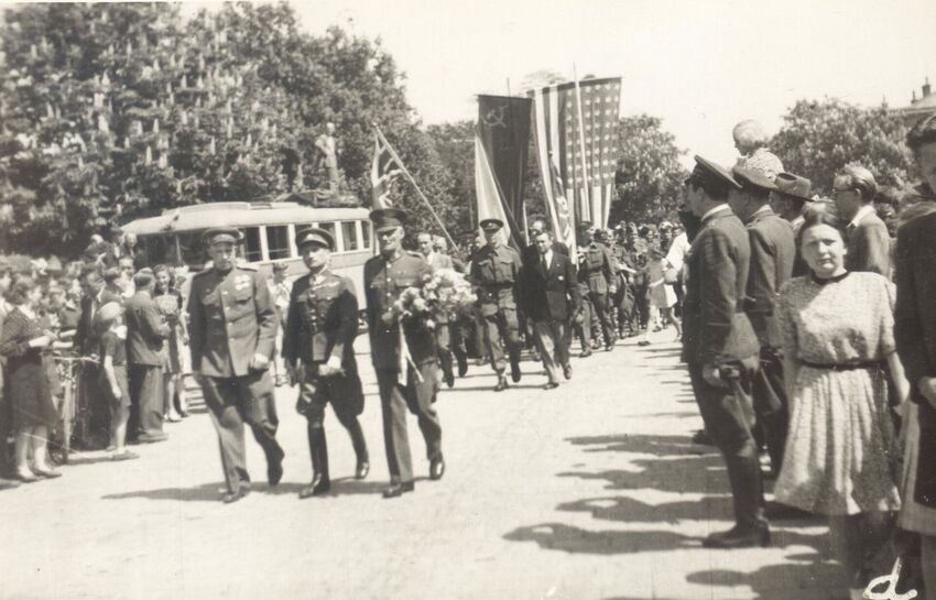 Pochod osvoboditelů centrem Pardubic, květen 1945