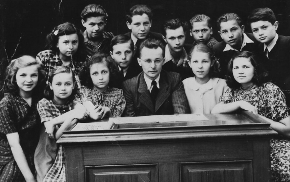 Žáci Pražského soukromého ústavu pro hluchoněmé v době, kdy ústav navštěvovala Olga Masníková. Zdroj: archiv Olgy Masníkové