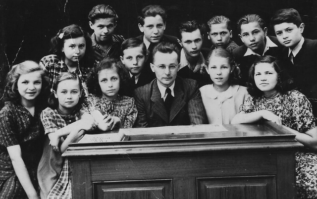 Žáci Pražského soukromého ústavu pro hluchoněmé v době, kdy ústav navštěvovala Olga Masníková. Zdroj: archiv Olgy Masníkové