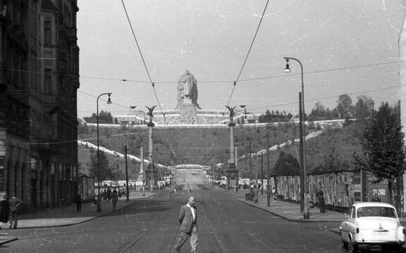 Stalinův pomník v roce 1959 při pohledu z Pařížské ulice. Zdroj: Wikipedia.org