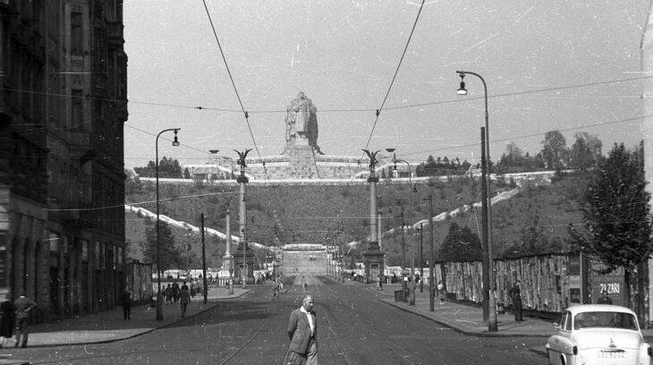 Stalinův pomník v roce 1959 při pohledu z Pařížské ulice. Zdroj: Wikipedia.org
