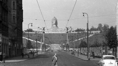 Stalinův pomník v roce 1959 při pohledu z Pařížské ulice. Zdroj: Wikipedia.org