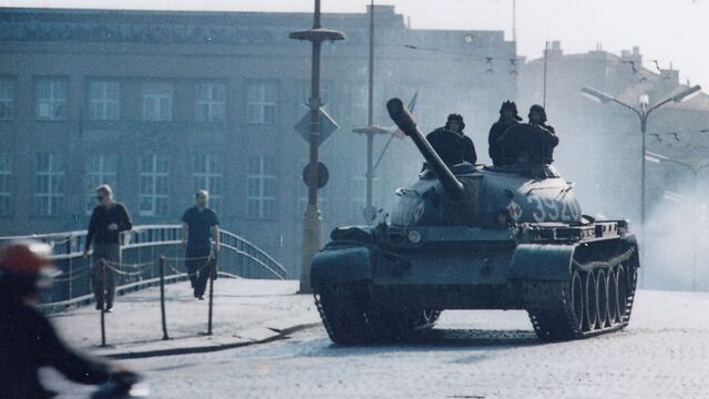 Tank na mostě v Hradci Králové, srpen 1968