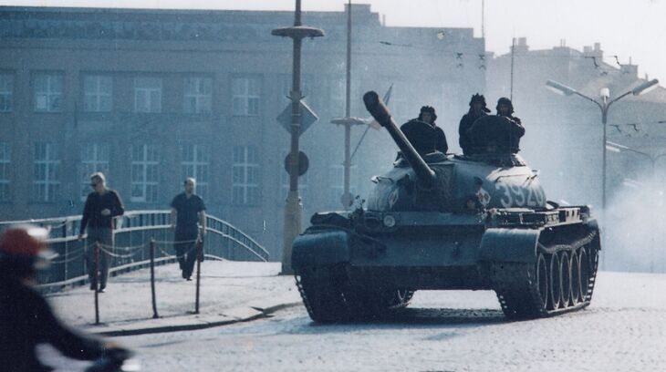 Tank na mostě v Hradci Králové, srpen 1968