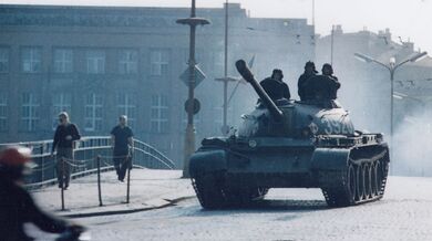 Tank na mostě v Hradci Králové, srpen 1968