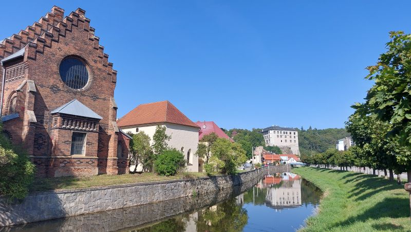 Panorama Velkého Meziříčí s dominantou zámku, po levici dvě bývale synagogy, památky zdejší židovské komunity zaniklé za války. Foto Paměť národa / Michal Šmíd