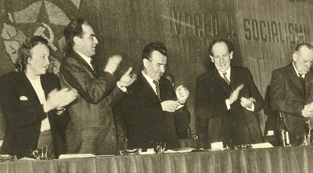  Marie Švermová (zcela vlevo) na tribuně ÚV KSČ roku 1948. Zdroj: Wikimedia Commons 