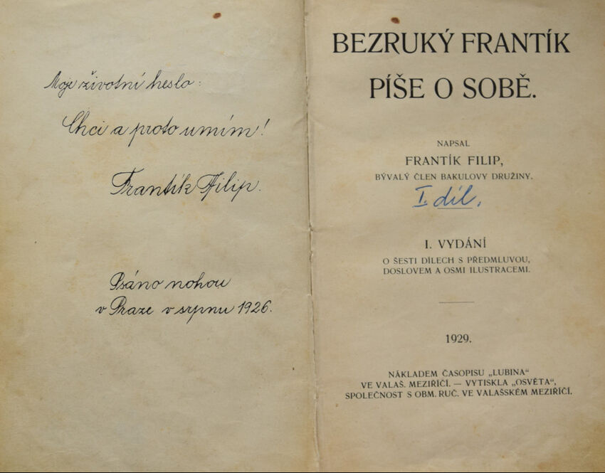 Věnování v knize psané nohou. František uměl psát nohama i na stroji.