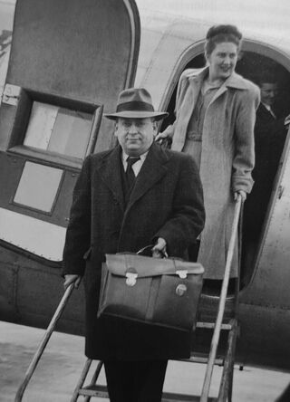 Náměstek ministra zahraničního obchodu Eugen Löbl se svou ženou při návratu z jednání v Londýně v dubnu 1948. Foto: archiv Ivana Löbla