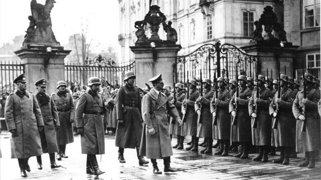 Adolf Hitler na Pražském hradě 15. března 1939. Foto: Bundesarchiv Bild/Wikimedia Commons CC-BY-SA-4.0