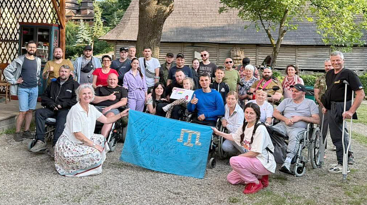 Komunitní krymskotatarská kuchyně, kterou zorganizovala Lerane Hanum Kurtnebi Qizi pro zraněné ukrajinské vojáky v rehabilitačním centru Nepokoření, Lvov, 2025.