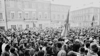 Generální stávka 27. listopadu 1989 na náměstí v Jaroměři. Zdroj: archiv pamětnice a Městské muzeum v Jaroměři