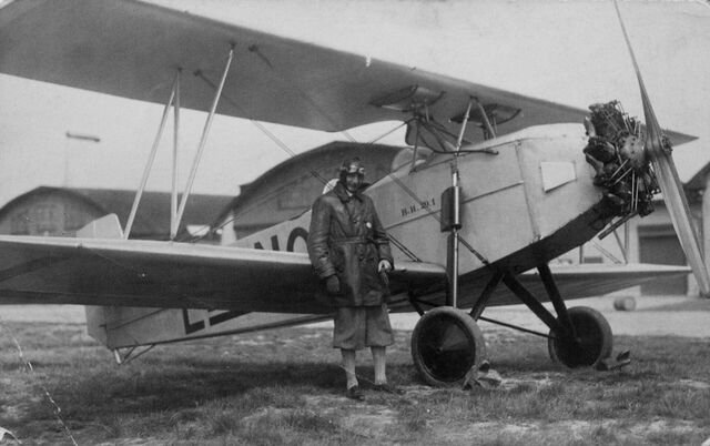 Josef Hamšík se svým letounem. Zdroj: archiv pamětnice