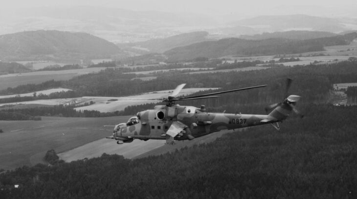 Vrtulník Mi-24 poblíž státní hranice. Zdroj: archiv Ladislava Vitíka