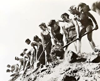 Mladé ženy na „směně míru“ počátkem padesátých let. Zdroj: archiv Miroslavy Pěčkové a společnosti Liberty Ostrava