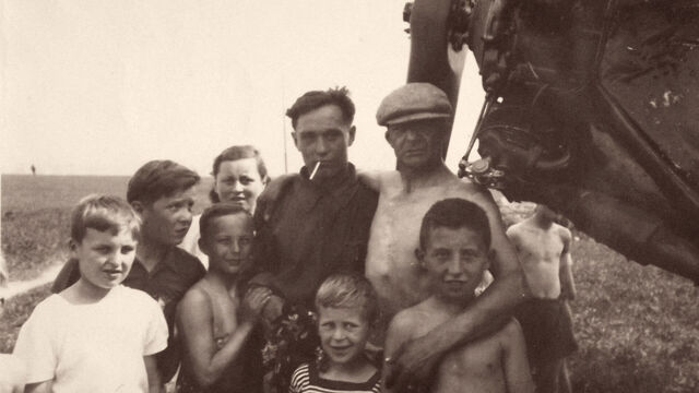 Václav a Jan Sokolovi a kluci z Ladronky u ruského letadla. Zdroj: Paměť národa