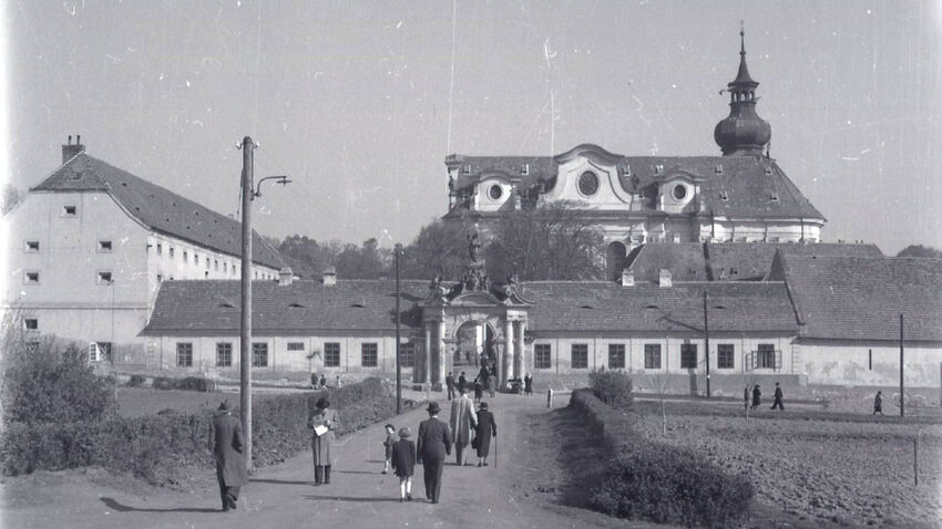 Břevnovský klášter před válkou, kde měli v bazilice sv. Markéty 1. prosince 1931 svatbu rodiče Věry Ďulové. Foto: Národní archív