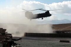 Vrtulník startující ze základny Forward operating base (FOB), přibližně devadesát kilometrů jižně od Kábulu, Afghánistán, 2008/2009<br /> 
