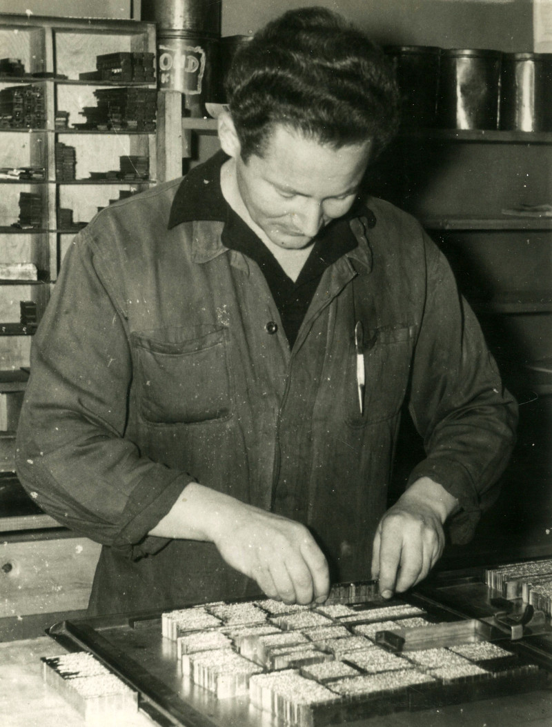 Rostislav Čapek v tiskárně. Foto: Paměť národa