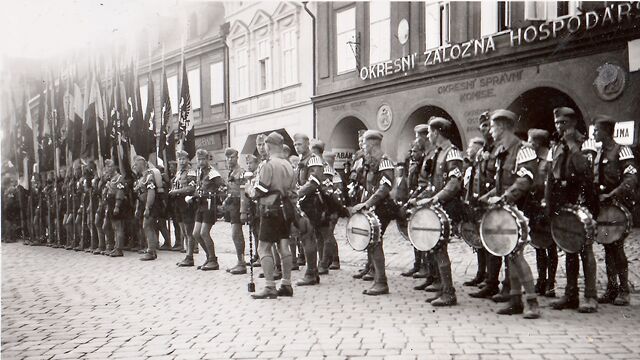 Členové Hitlerjugend se na náměstí v Jaroměři chystají na cestu do Norimberku, 2. srpna 1939. Zdroj: archiv pamětníka