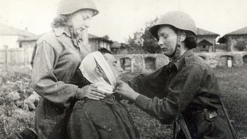 Výcvik zdravotnic 1. českoskolovenského armádního sboru v terénu. Foto: Ženy-bojující.cz