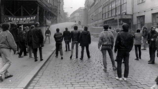 Protirežimní demonstrace 28. října 1988. Opletalova ulice objektivem Jiřího Suchana. Zdroj: archiv pamětníka