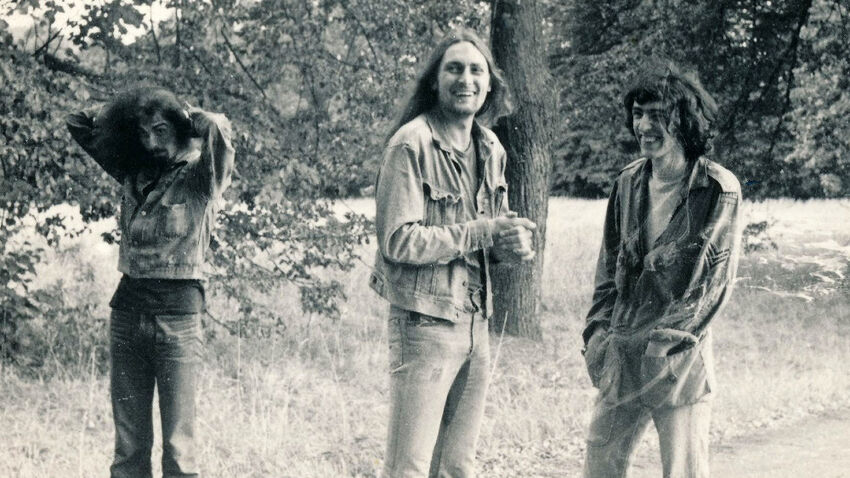 Pavel Zajíček (uprostřed) s Hendrixem (vlevo) a Ivo Pospíšilem před koncertem v Postupicích v roce 1974. Foto: Ivo Pospíšil